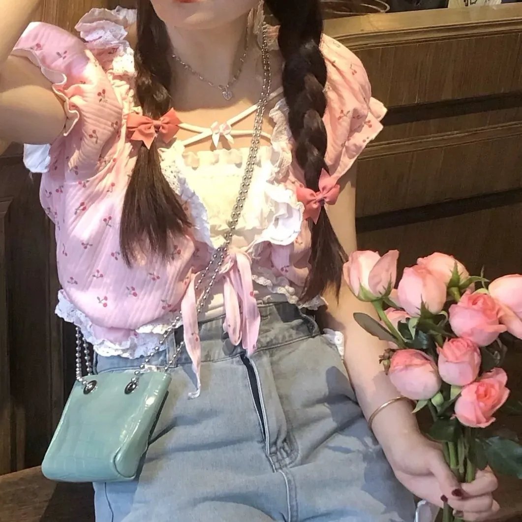 戴流苏耳环的少女